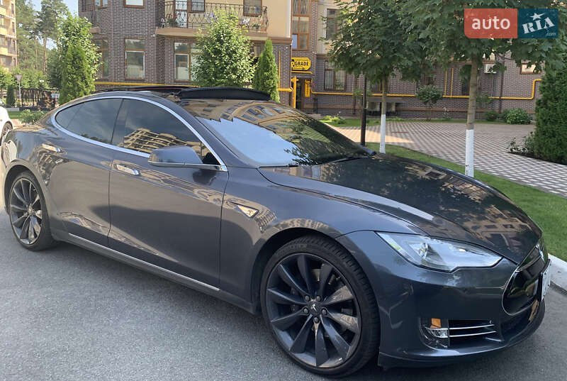 Лифтбек Tesla Model S 2015 в Тернополе