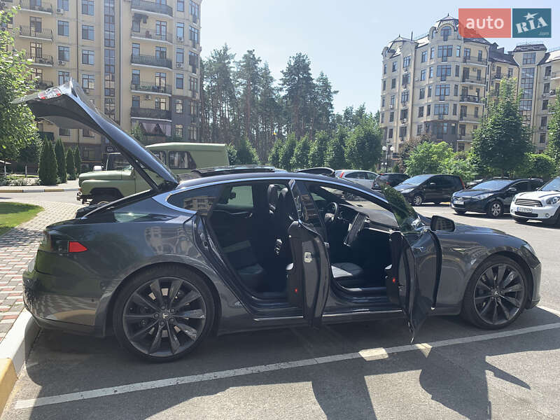Лифтбек Tesla Model S 2015 в Тернополе