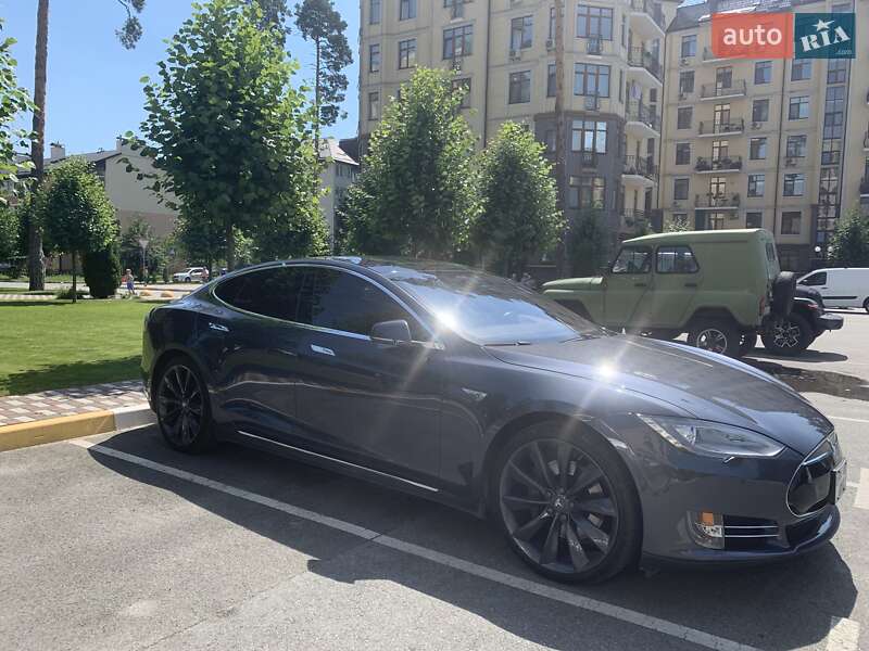 Лифтбек Tesla Model S 2015 в Тернополе