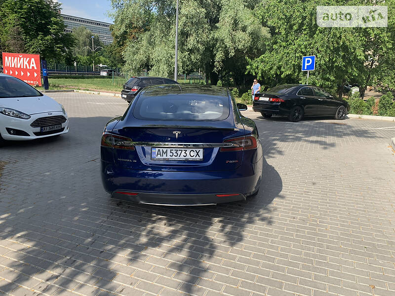 Седан Tesla Model S 2015 в Києві