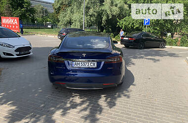 Седан Tesla Model S 2015 в 