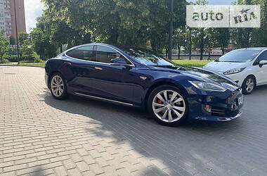 Седан Tesla Model S 2015 в 