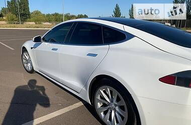 Седан Tesla Model S 2016 в 