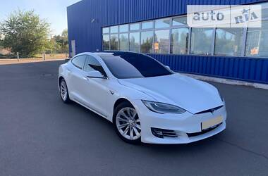 Седан Tesla Model S 2016 в 