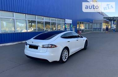 Седан Tesla Model S 2016 в 