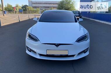 Седан Tesla Model S 2016 в 