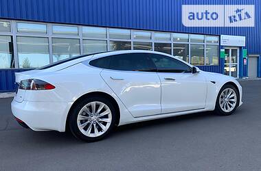Седан Tesla Model S 2016 в 