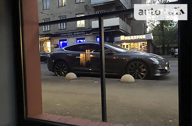 Хетчбек Tesla Model S 2017 в 