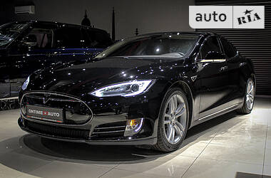 Седан Tesla Model S 2013 в 