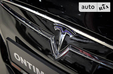 Седан Tesla Model S 2013 в 