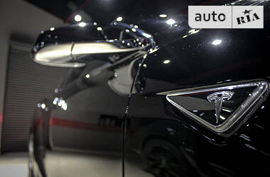 Седан Tesla Model S 2013 в 