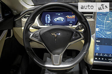 Седан Tesla Model S 2013 в 