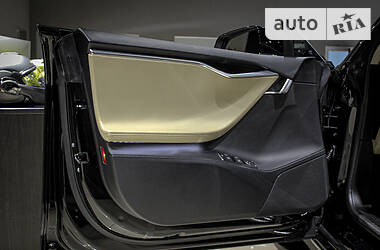 Седан Tesla Model S 2013 в 