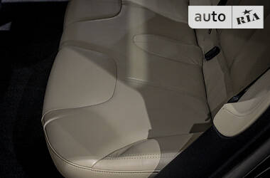 Седан Tesla Model S 2013 в 