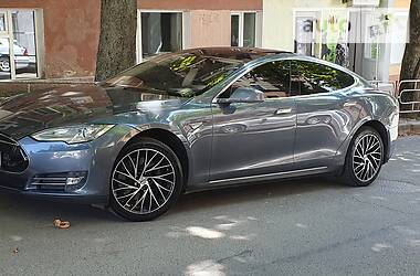 Лифтбек Tesla Model S 2013 в 
