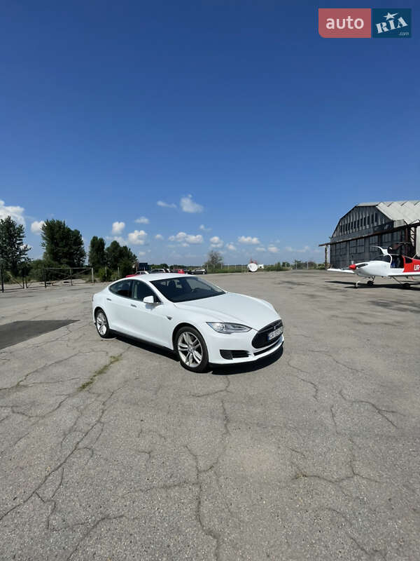 Лифтбек Tesla Model S 2015 в Черкассах