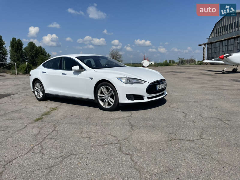 Лифтбек Tesla Model S 2015 в Черкассах