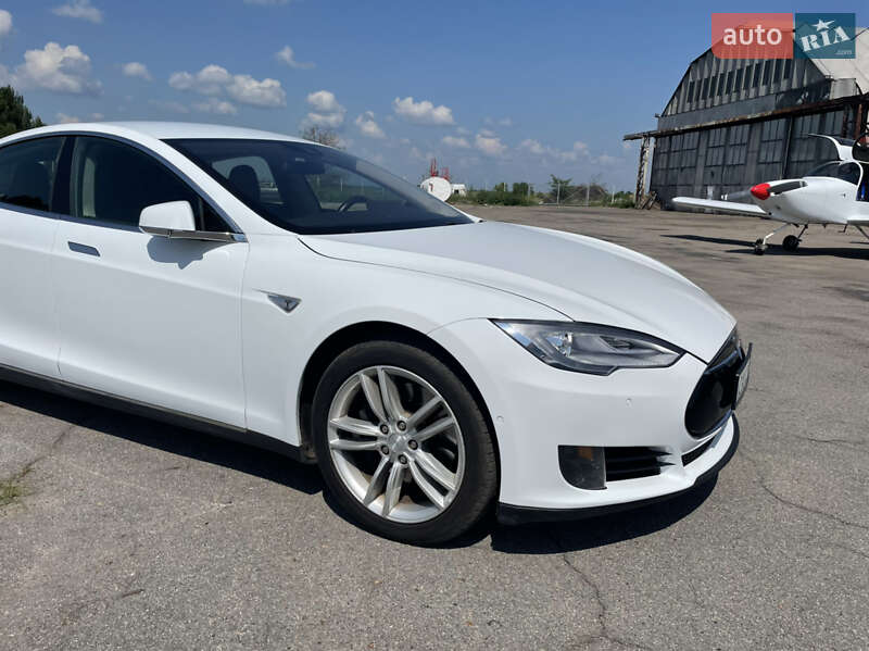 Лифтбек Tesla Model S 2015 в Черкассах