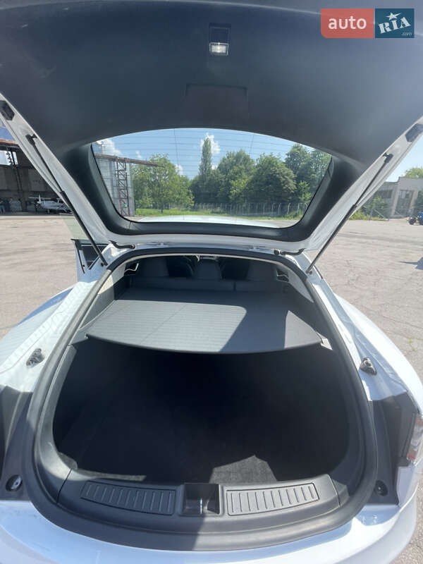 Лифтбек Tesla Model S 2015 в Черкассах