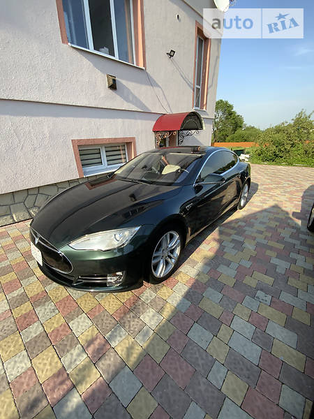 Седан Tesla Model S 2013 в Калуше