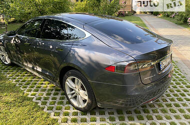 Седан Tesla Model S 2014 в Львове