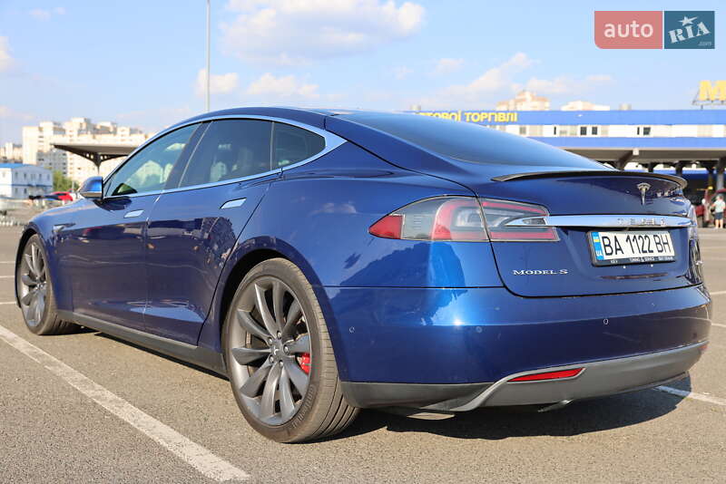 Хэтчбек Tesla Model S 2016 в Львове