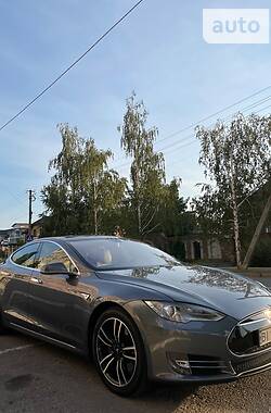 Седан Tesla Model S 2013 в Кременчуці
