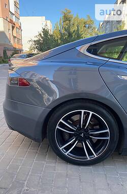 Седан Tesla Model S 2013 в Кременчуці