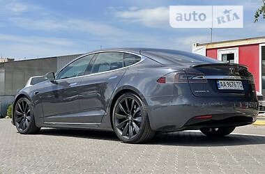 Седан Tesla Model S 2017 в Черновцах