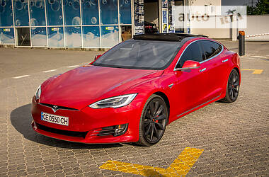 Ліфтбек Tesla Model S 2016 в Чернівцях