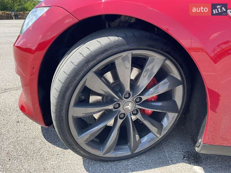 Лифтбек Tesla Model S 2014 в Черновцах