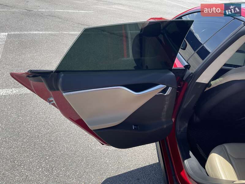 Лифтбек Tesla Model S 2014 в Черновцах