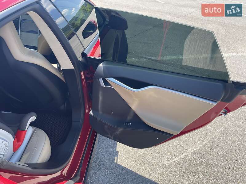 Лифтбек Tesla Model S 2014 в Черновцах