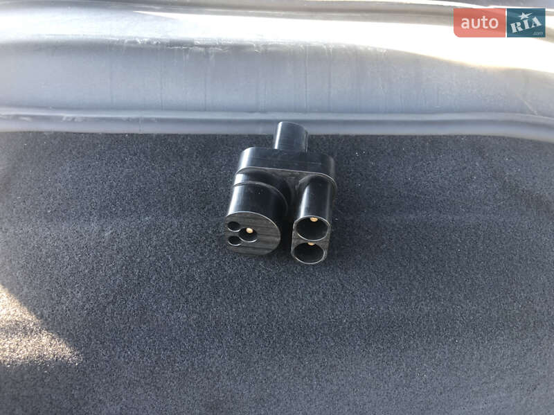 Лифтбек Tesla Model S 2016 в Киеве