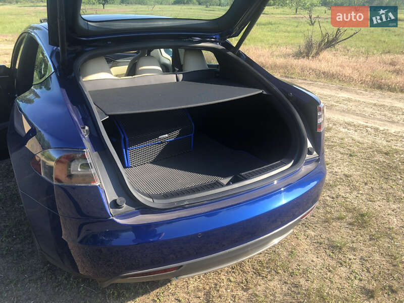 Лифтбек Tesla Model S 2016 в Киеве