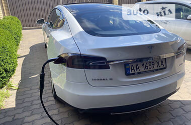 Лифтбек Tesla Model S 2015 в Киеве