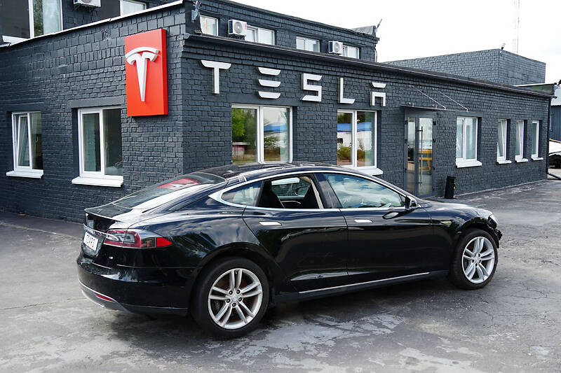 Лифтбек Tesla Model S 2014 в 