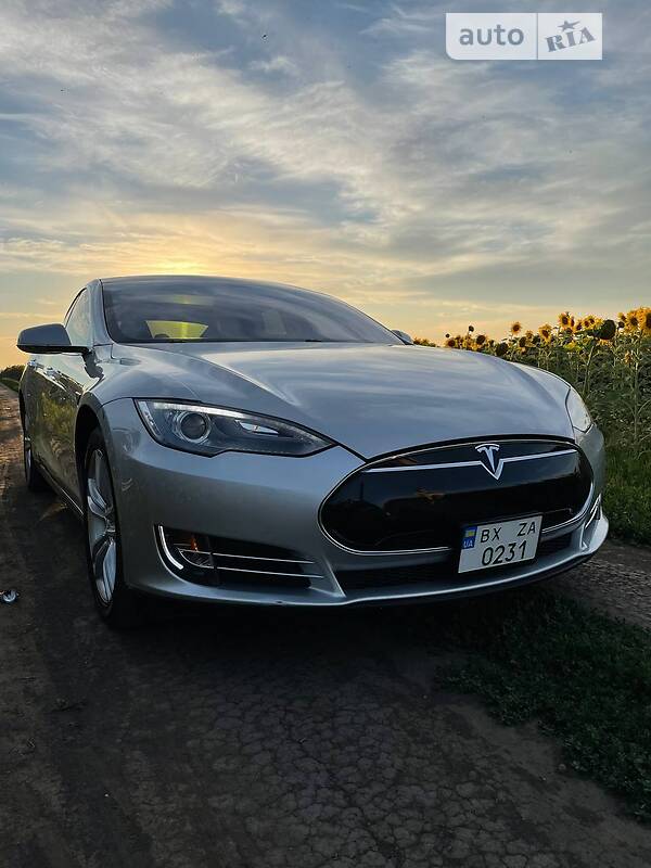 Хэтчбек Tesla Model S 2014 в 