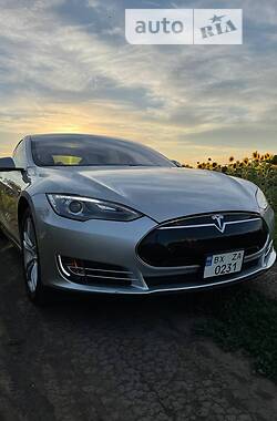 Хэтчбек Tesla Model S 2014 в 