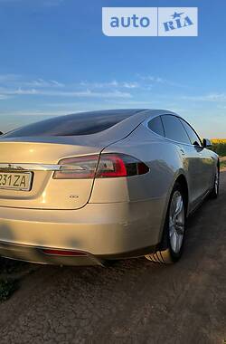 Хэтчбек Tesla Model S 2014 в 