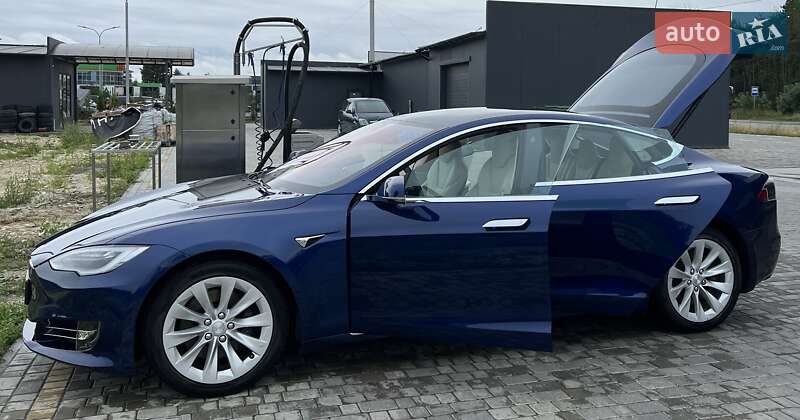 Лифтбек Tesla Model S 2018 в Львове