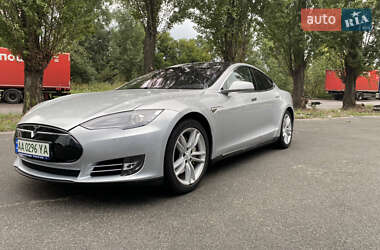 Хэтчбек Tesla Model S 2014 в 