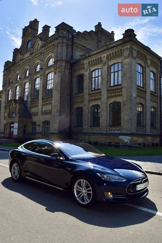 Лифтбек Tesla Model S 2015 в Киеве
