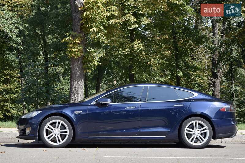 Лифтбек Tesla Model S 2015 в Киеве