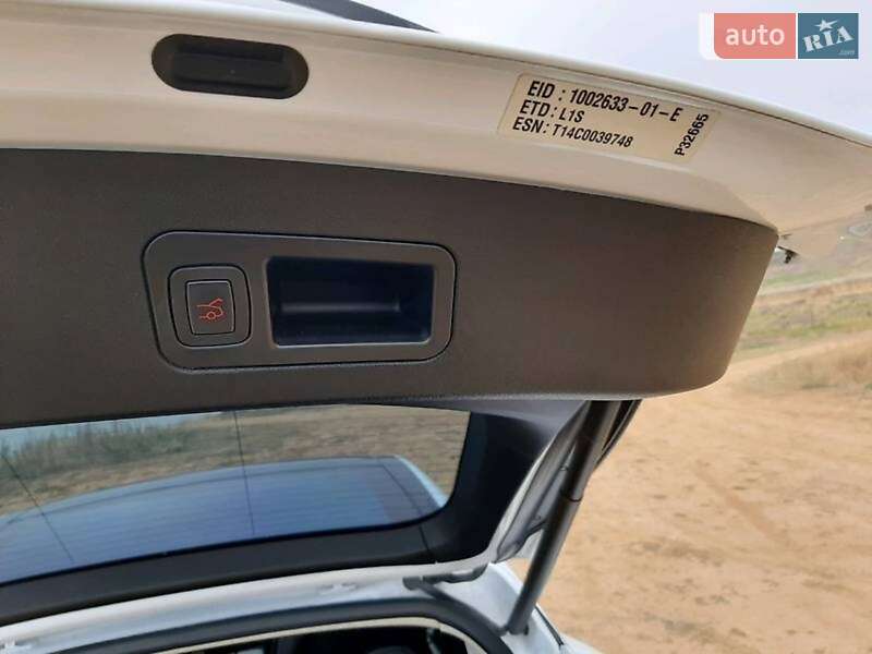Седан Tesla Model S 2014 в Тячеві