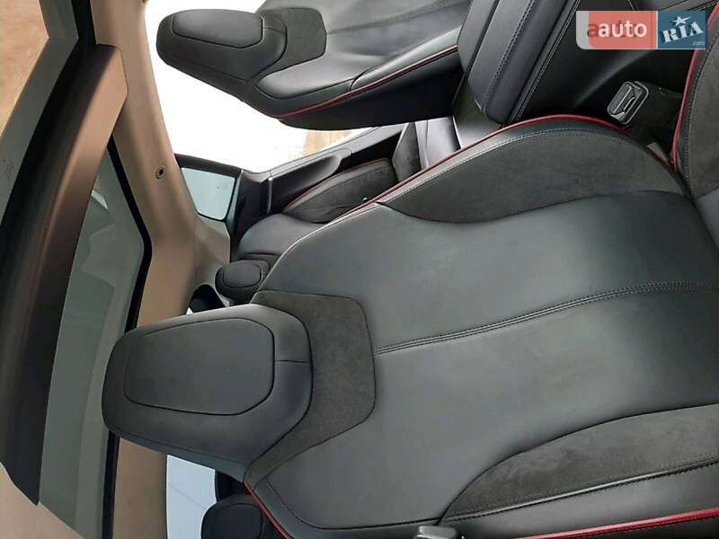 Седан Tesla Model S 2014 в Тячеве