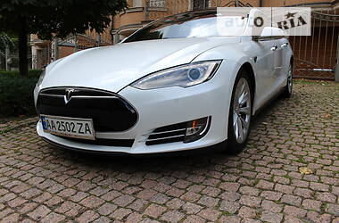 Ліфтбек Tesla Model S 2015 в Києві