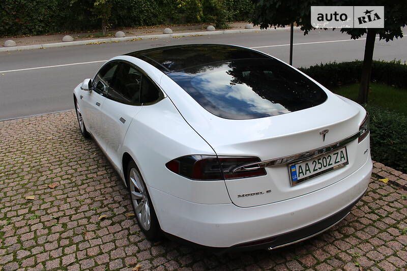 Ліфтбек Tesla Model S 2015 в Києві