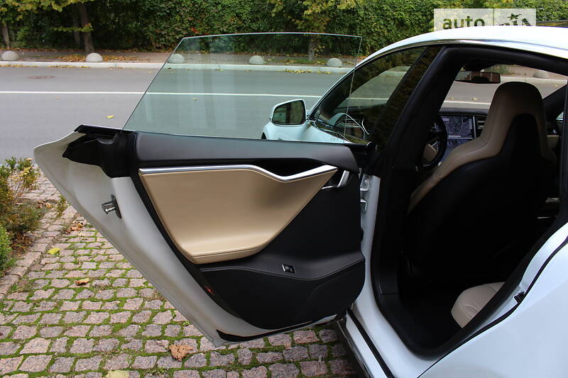 Ліфтбек Tesla Model S 2015 в Києві