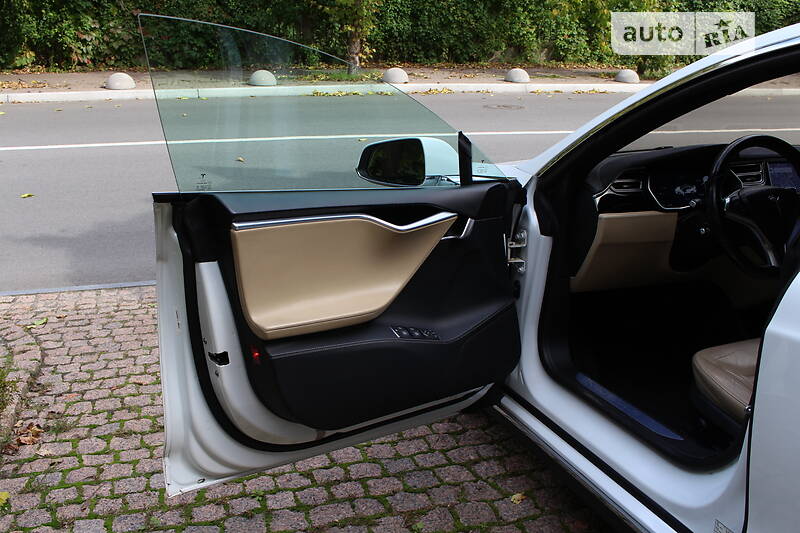 Ліфтбек Tesla Model S 2015 в Києві
